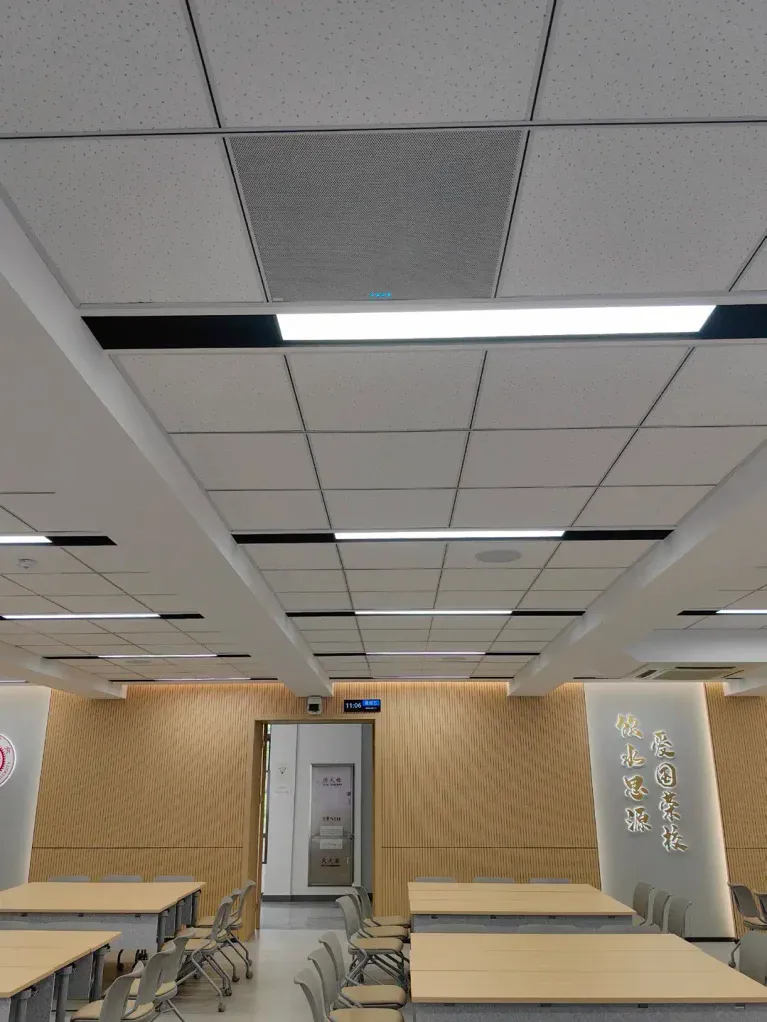 Micrófono de techo Biamp BMA 360D-I integrado en el falso techo del aula de la Universidad Jiao Tong de Shanghái