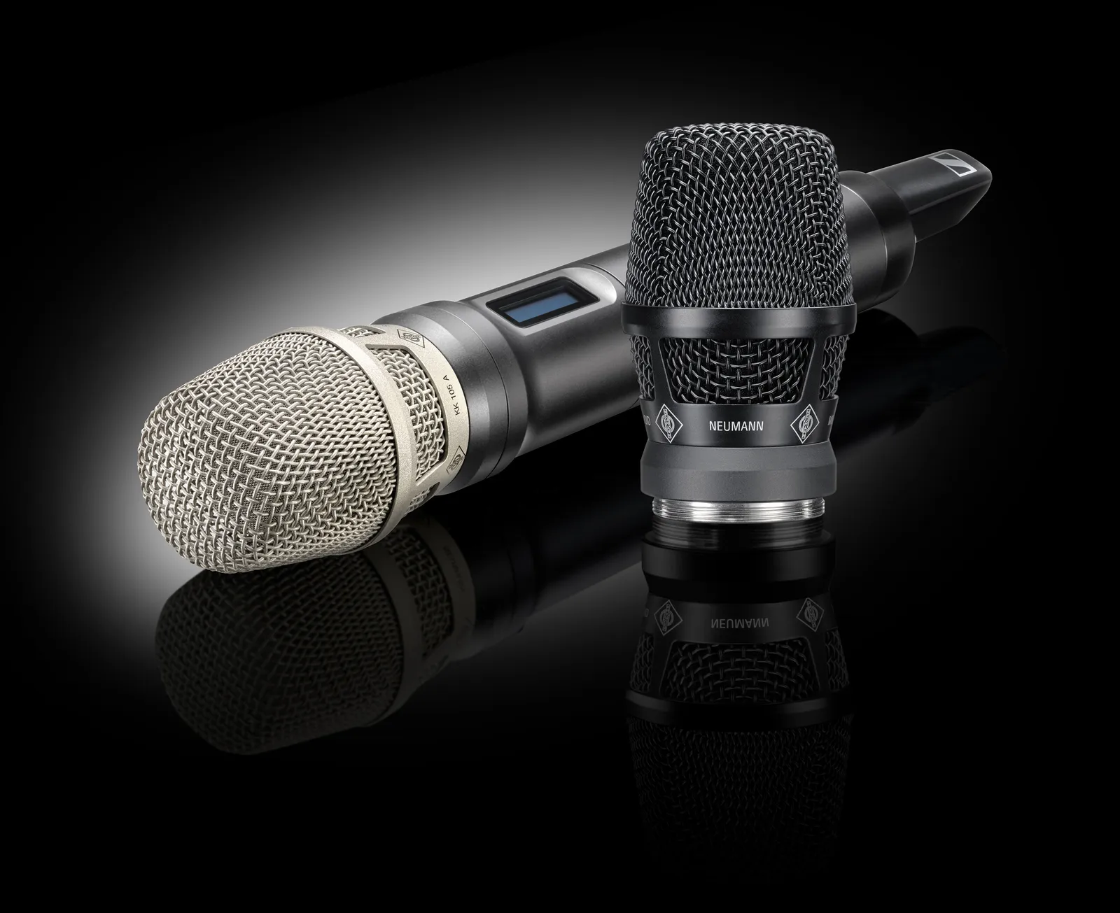 Cápsula Neumann KK 105 A montada en un transmisor de mano Sennheiser junto a una KK 104 A negra
