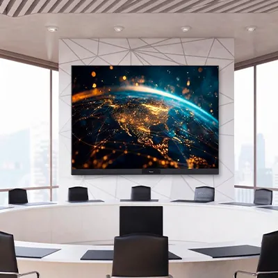 Optoma lanza el Plan Renove 2026 y «Enséñanos tu instalación» para proyección y LED All-in-One 2 Pantalla LED All-in-One de Optoma instalada en la pared de una sala de reuniones con mesa ovalada