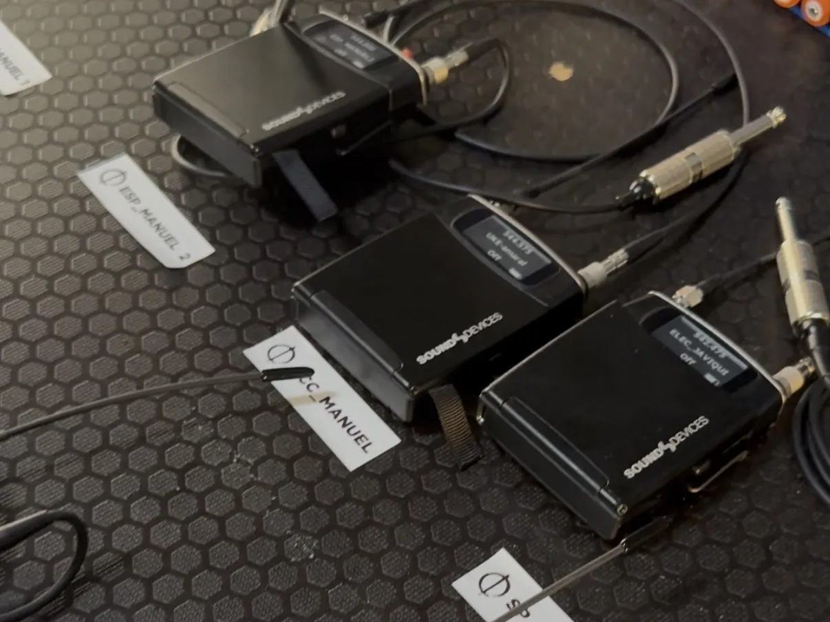 Petacas Sound Devices etiquetadas para las guitarras en el montaje de la gira de Manuel Carrasco