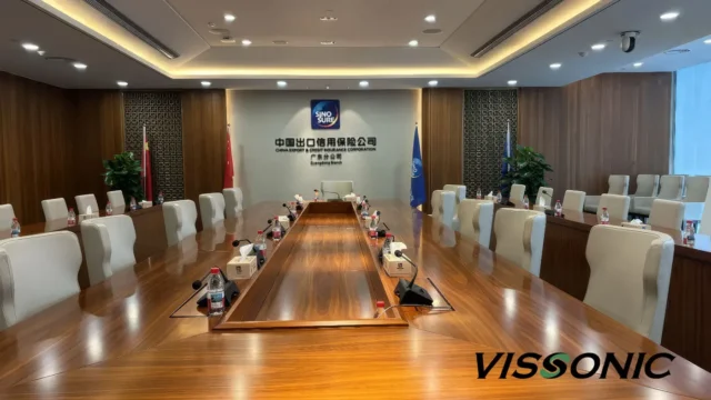 Sala de juntas de SINOSURE en Guangzhou con unidades de conferencia VISSONIC en la mesa