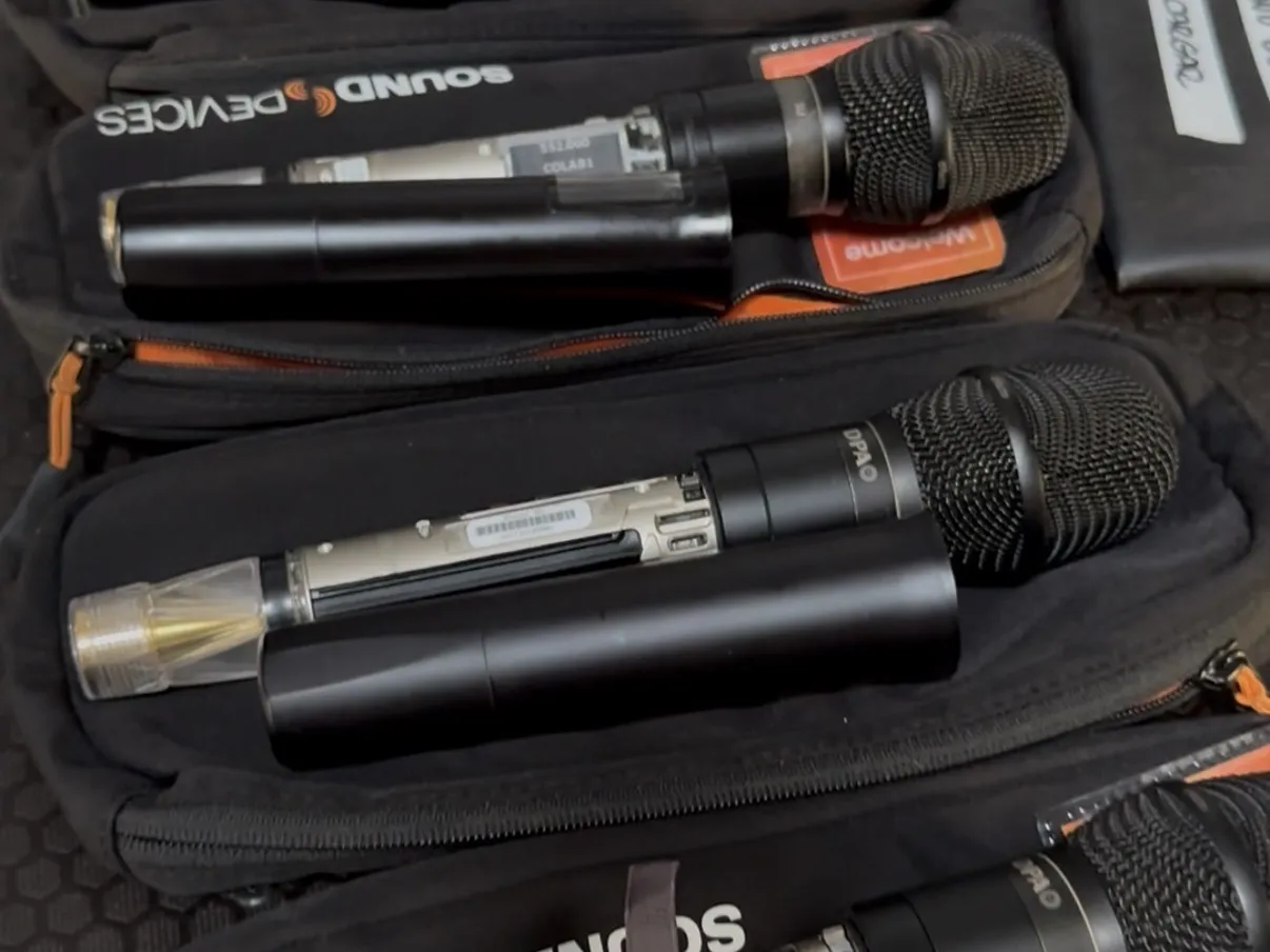 Transmisores de mano Sound Devices con cápsulas DPA preparados en sus fundas antes del concierto