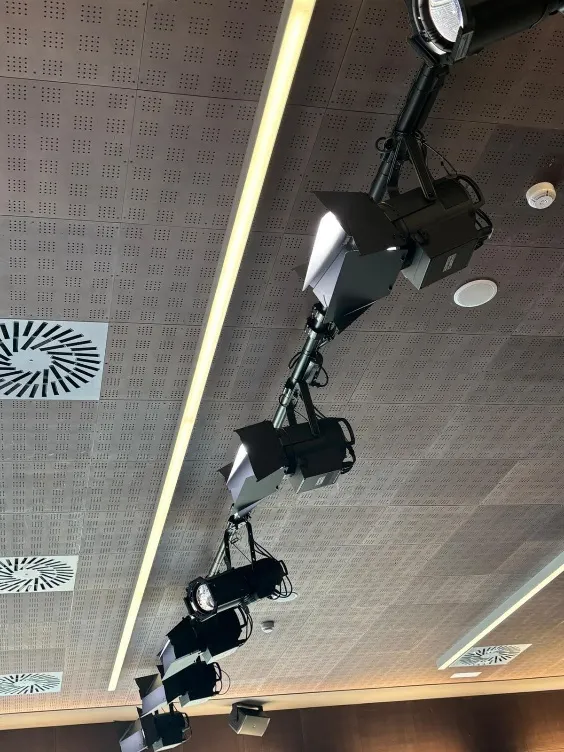Vara de iluminación del auditorio del Hospital Universitario de Cuenca con proyectores Fresnel PROLIGHTS con viseras y recortes, vista desde el patio de butacas